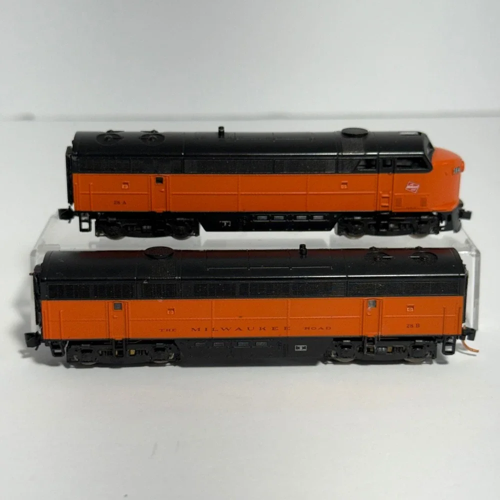 Life-Like HO Scale Milwaukee Road F-Unit Diesel Locomotive & B-Unit Set 28A 28B